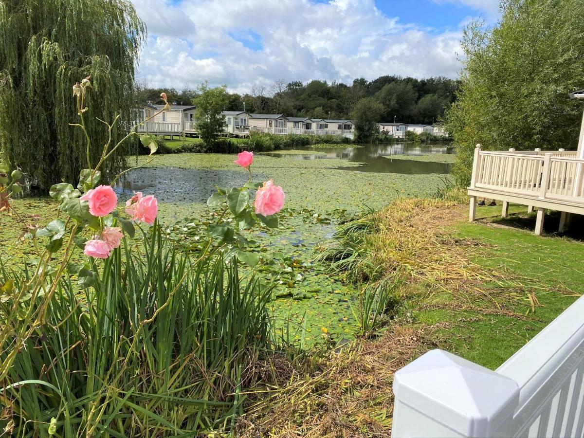 Lilly Pad Villa South Cerney Bagian luar foto