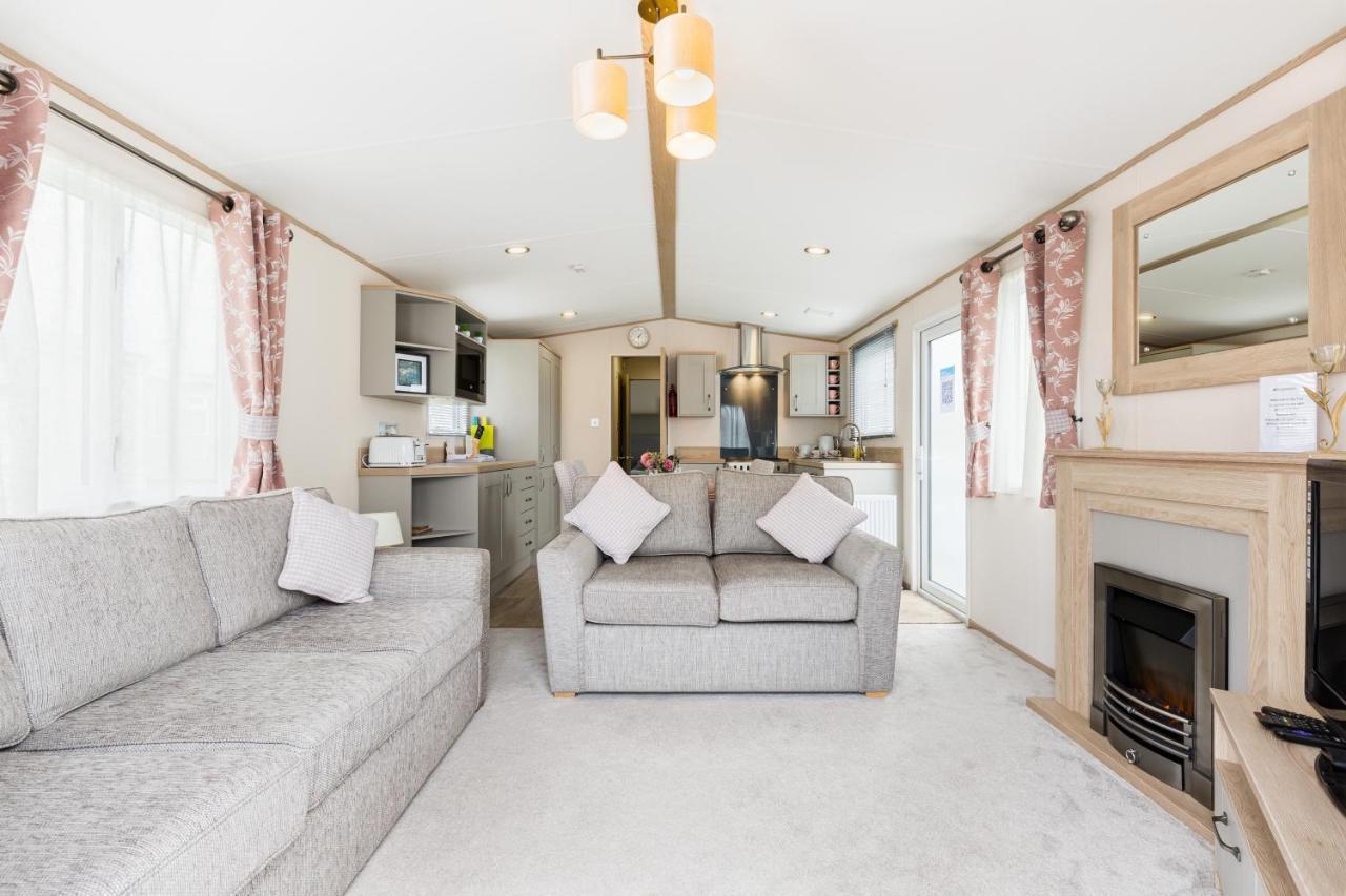 Lilly Pad Villa South Cerney Bagian luar foto
