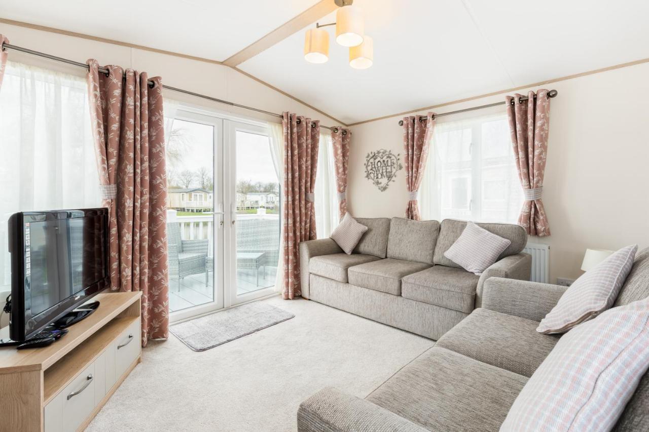 Lilly Pad Villa South Cerney Bagian luar foto