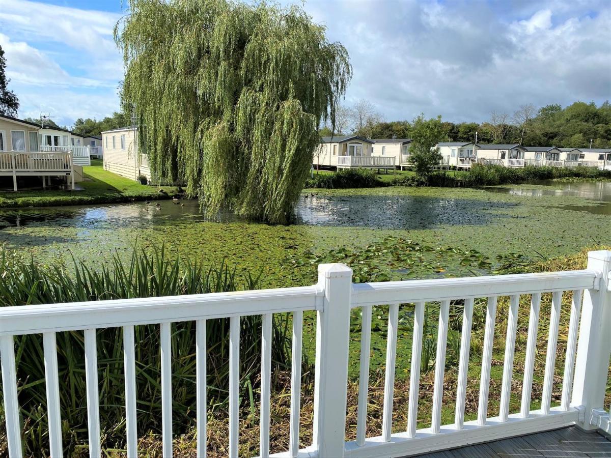 Lilly Pad Villa South Cerney Bagian luar foto