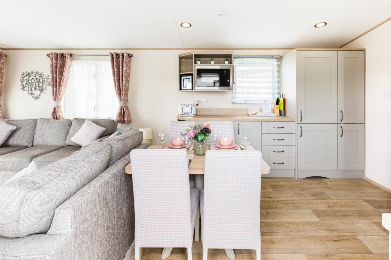 Lilly Pad Villa South Cerney Bagian luar foto