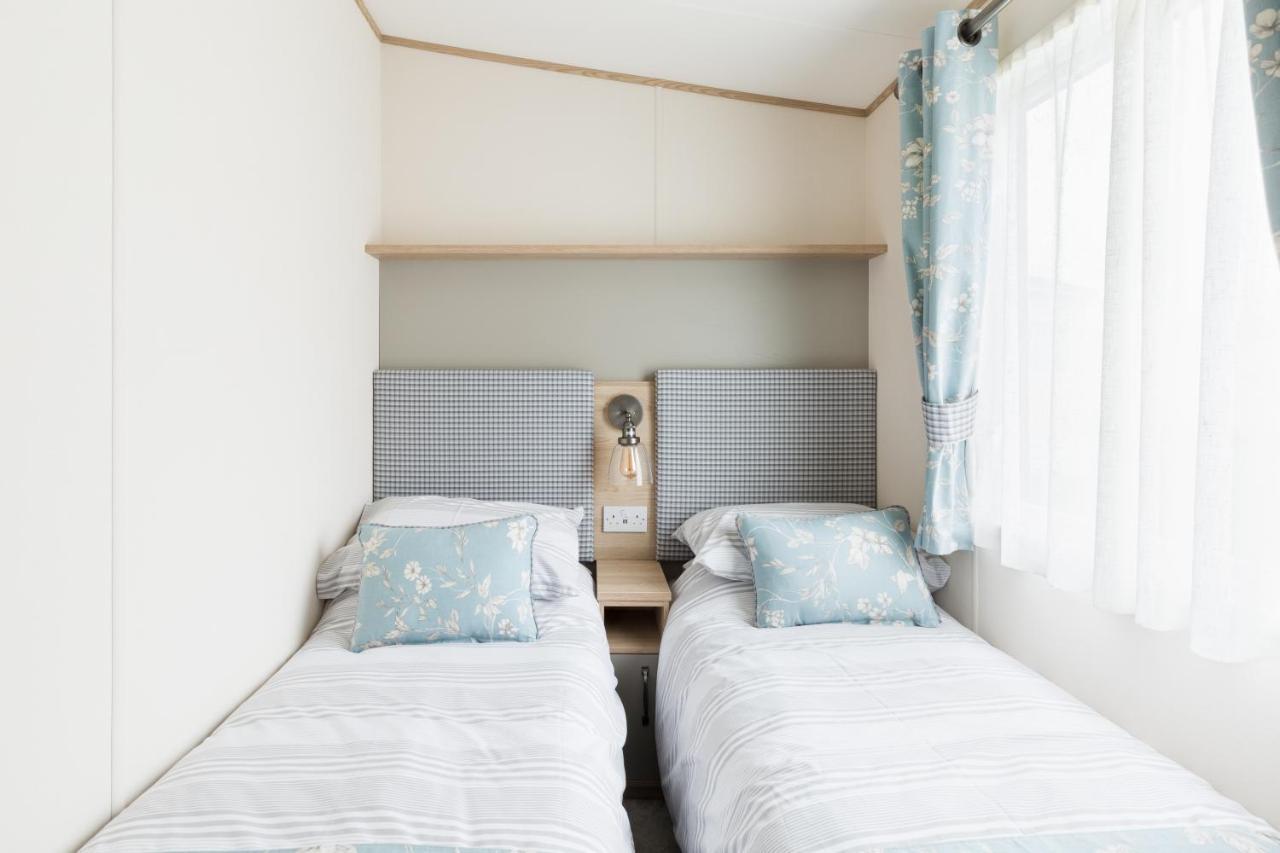 Lilly Pad Villa South Cerney Bagian luar foto