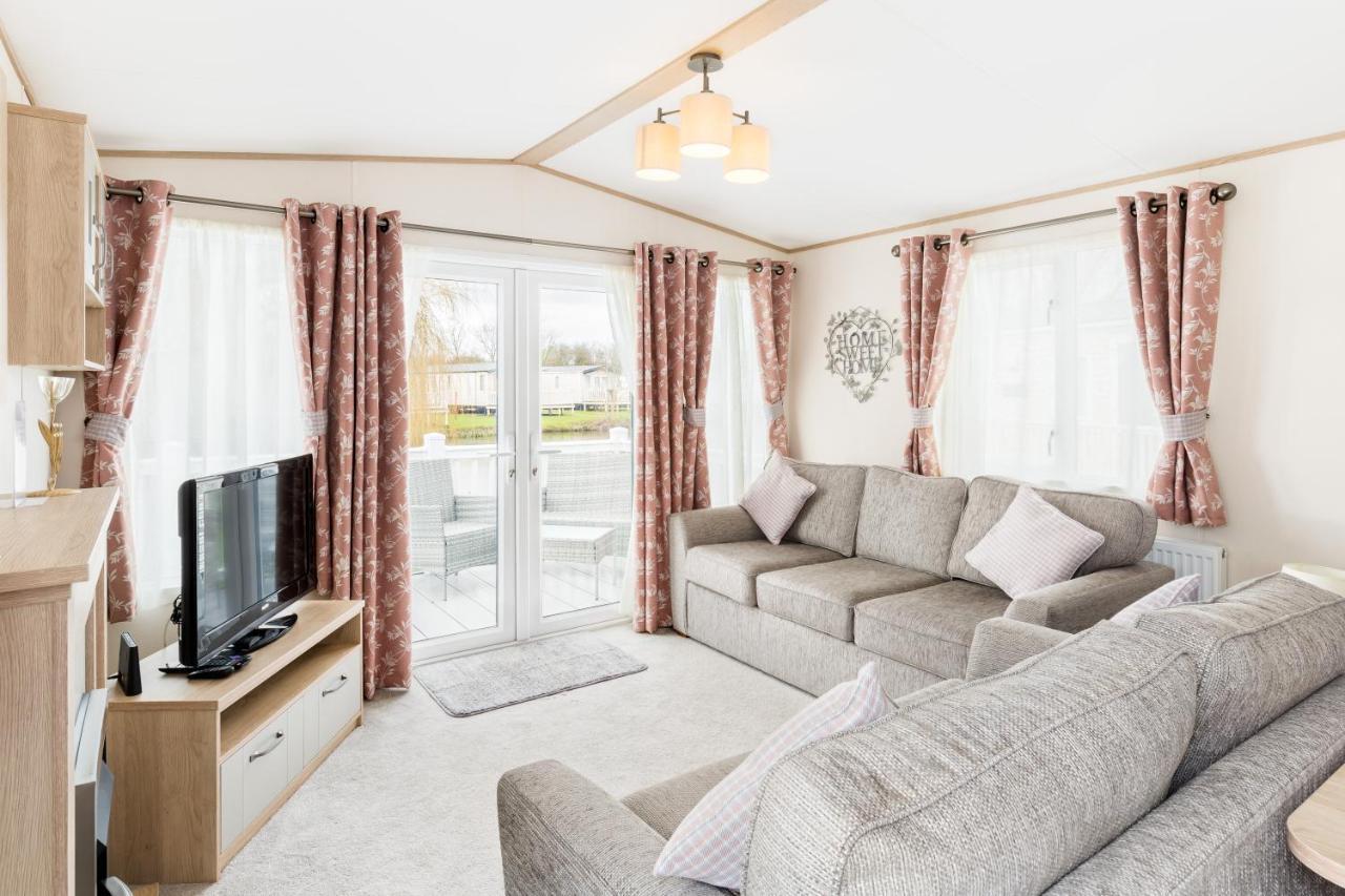 Lilly Pad Villa South Cerney Bagian luar foto