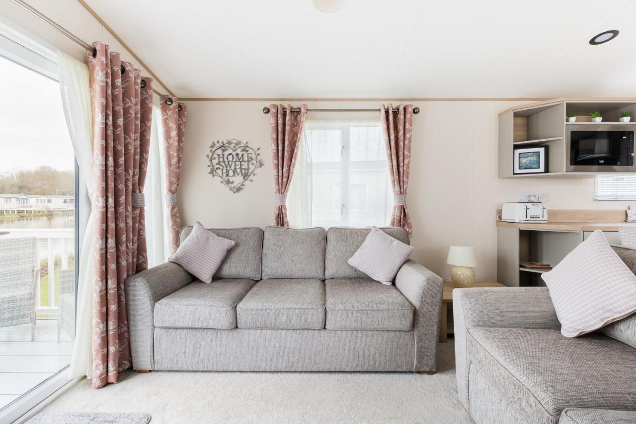 Lilly Pad Villa South Cerney Bagian luar foto