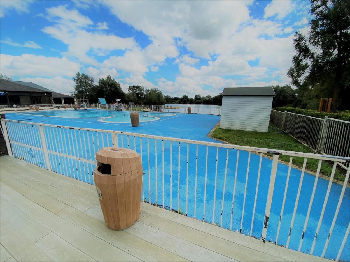 Lilly Pad Villa South Cerney Bagian luar foto
